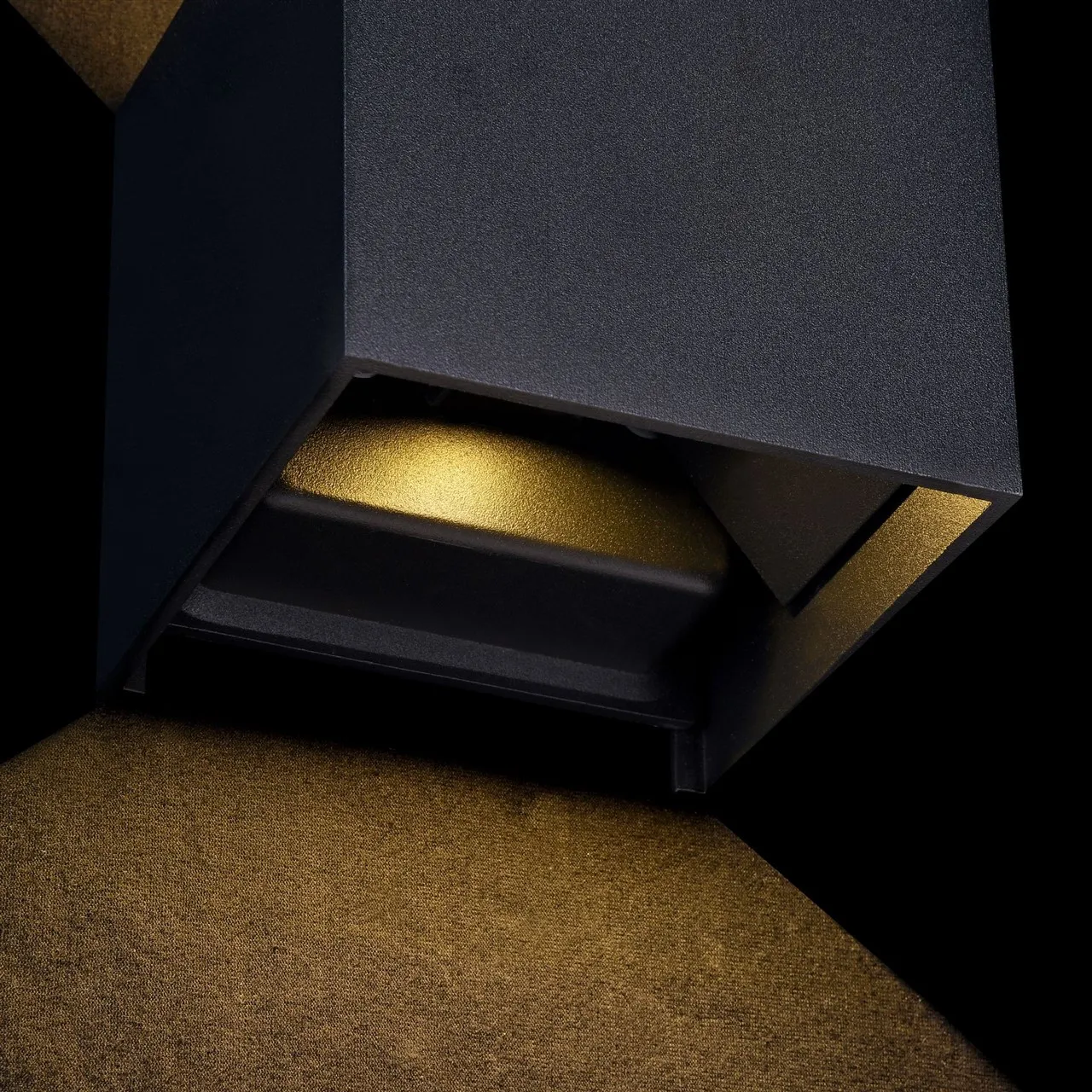 Applique Cubo Fulton Nero Doppia Luce Led Regolabile IP54 Maytoni