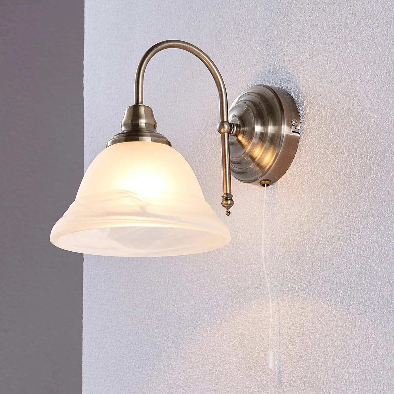 Applique Lindby Hanna, 18 m, ottone antico, metallo, vetro
