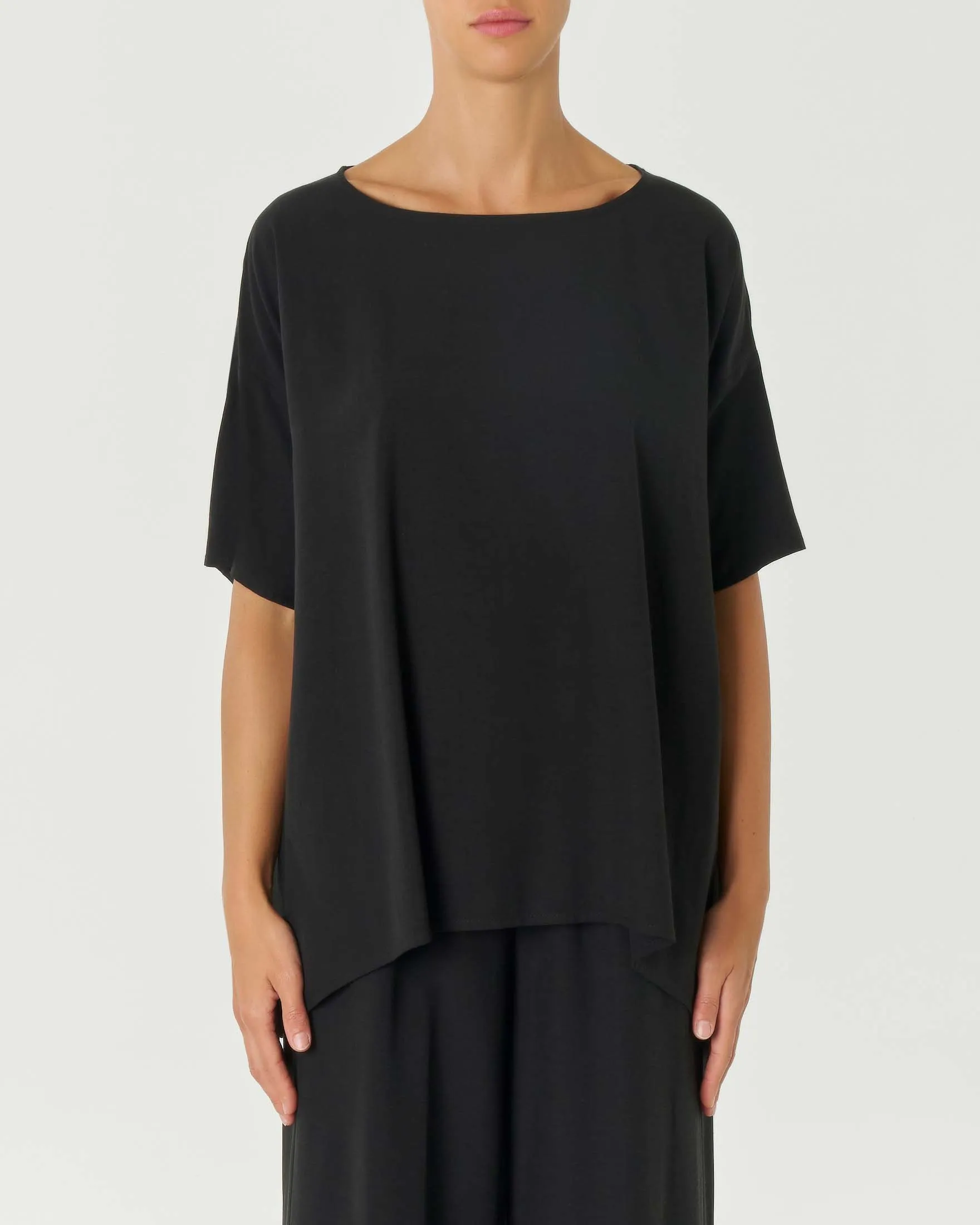 Blusa boxy nera in viscosa e lino con maniche corte