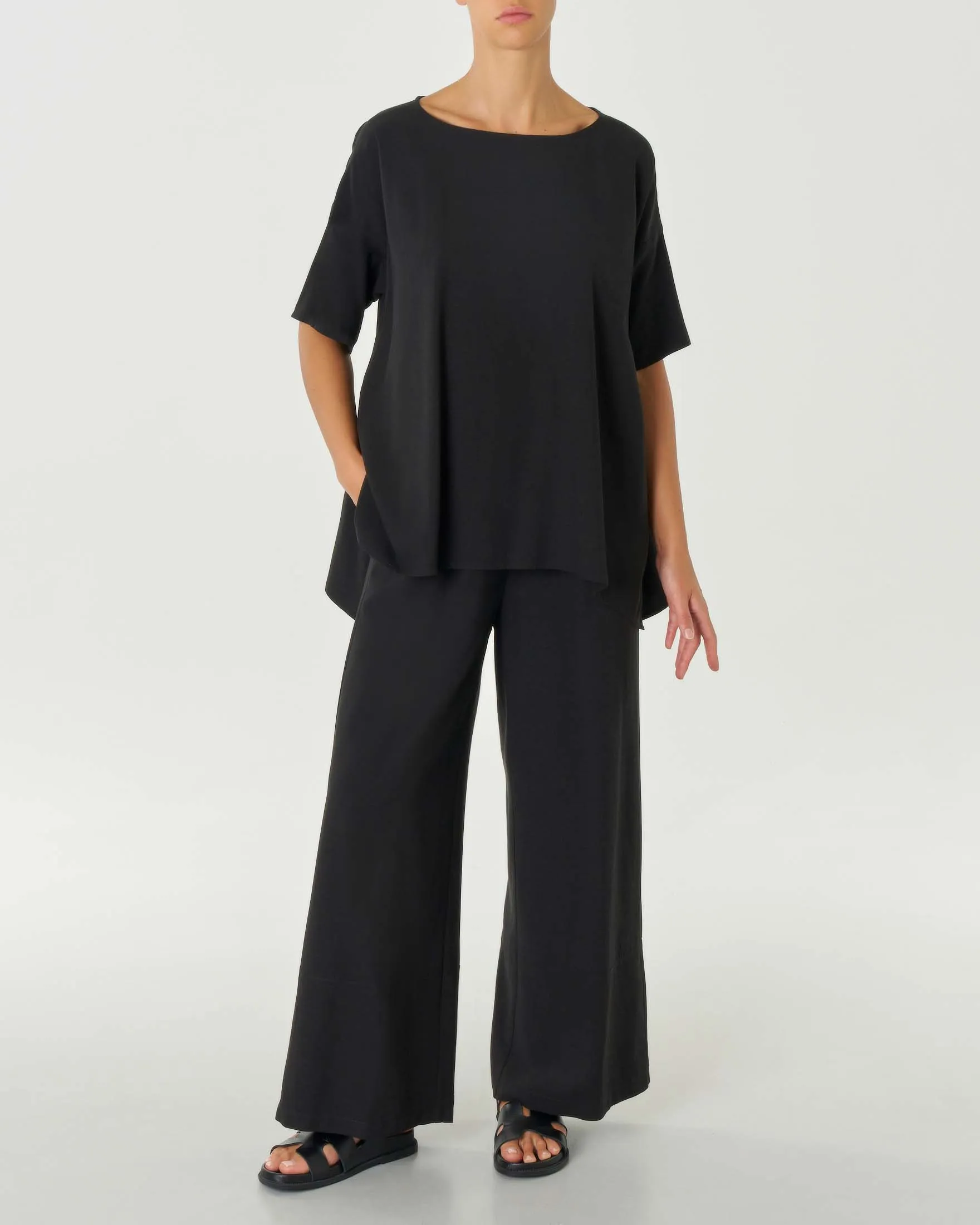 Blusa boxy nera in viscosa e lino con maniche corte