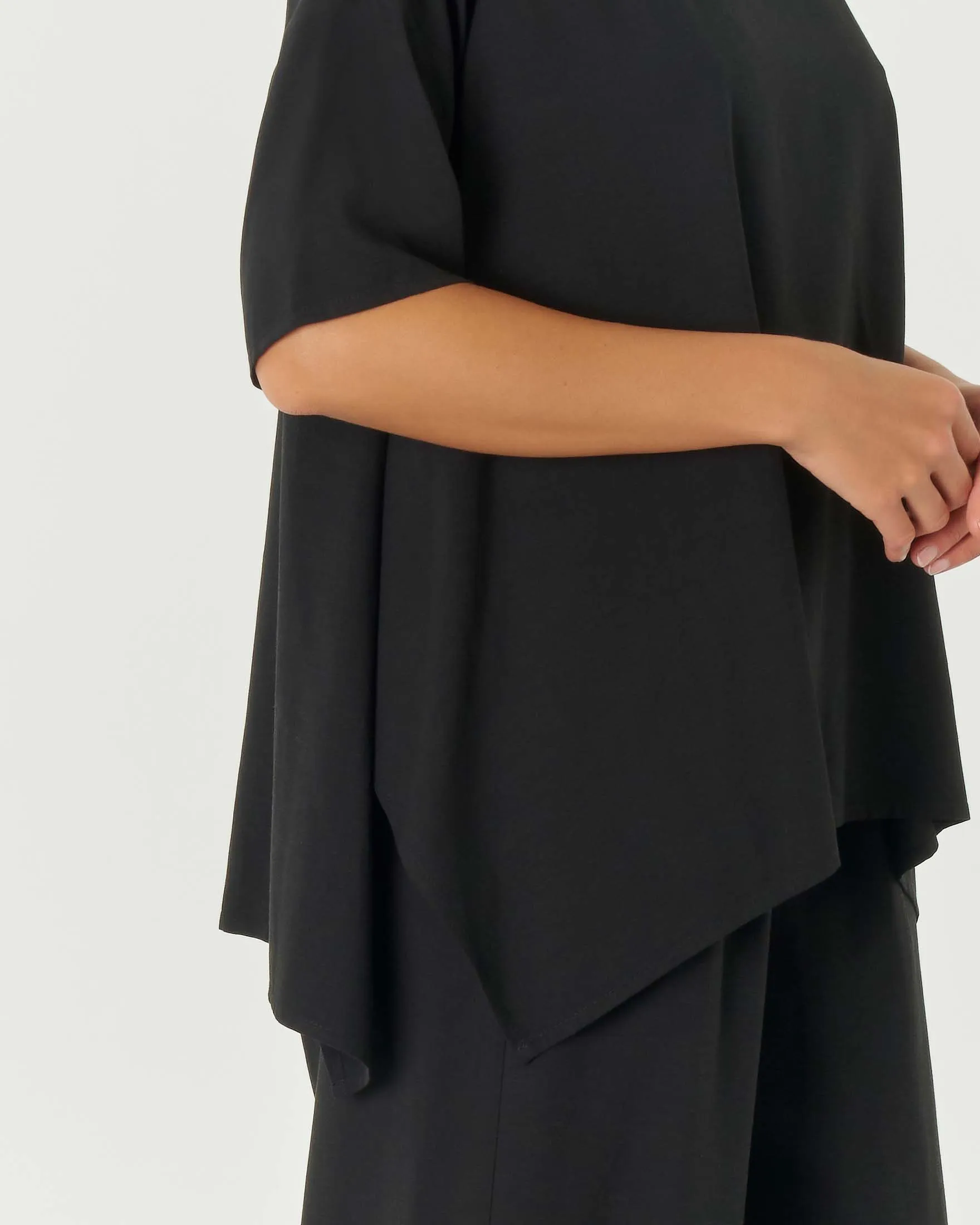 Blusa boxy nera in viscosa e lino con maniche corte