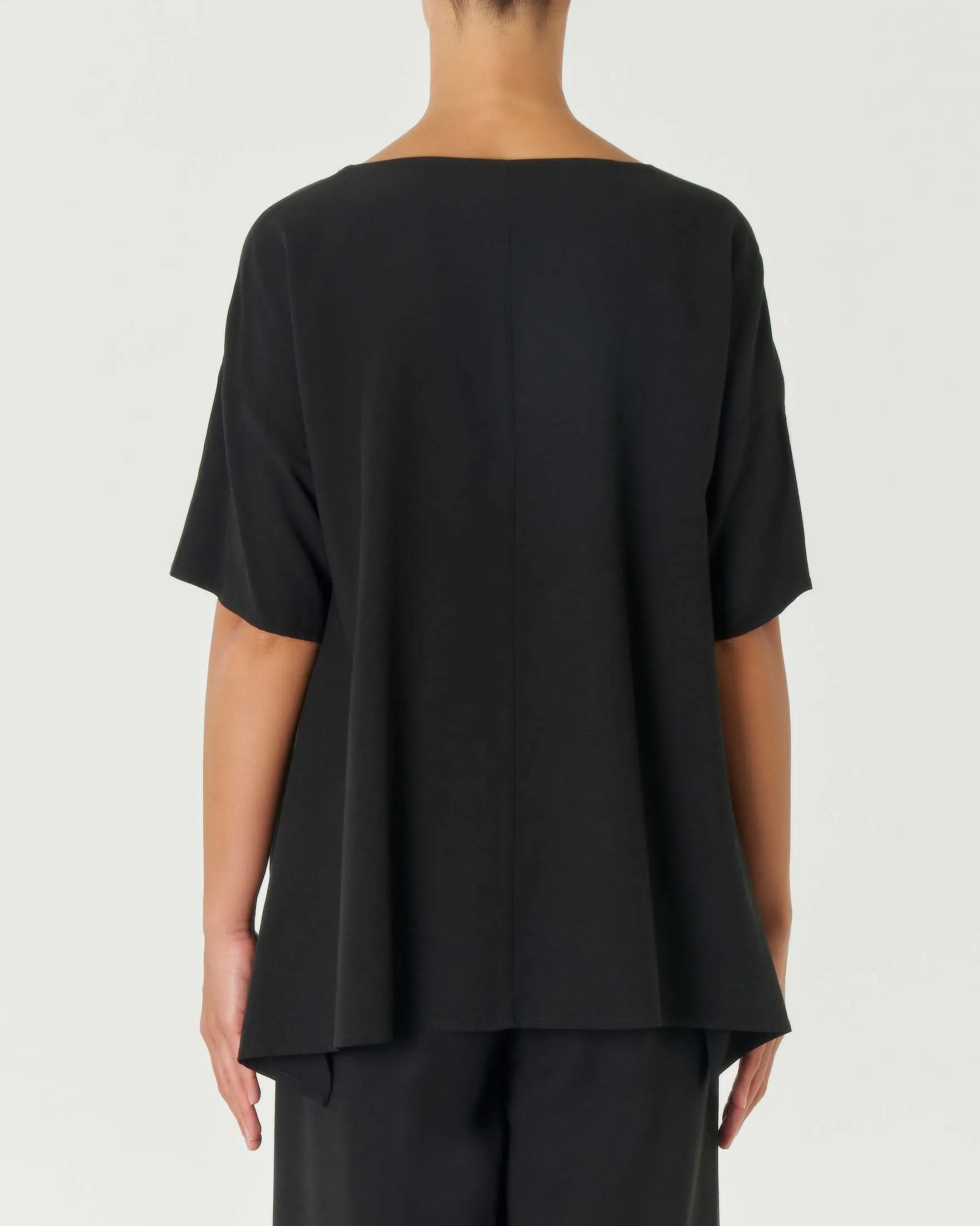 Blusa boxy nera in viscosa e lino con maniche corte