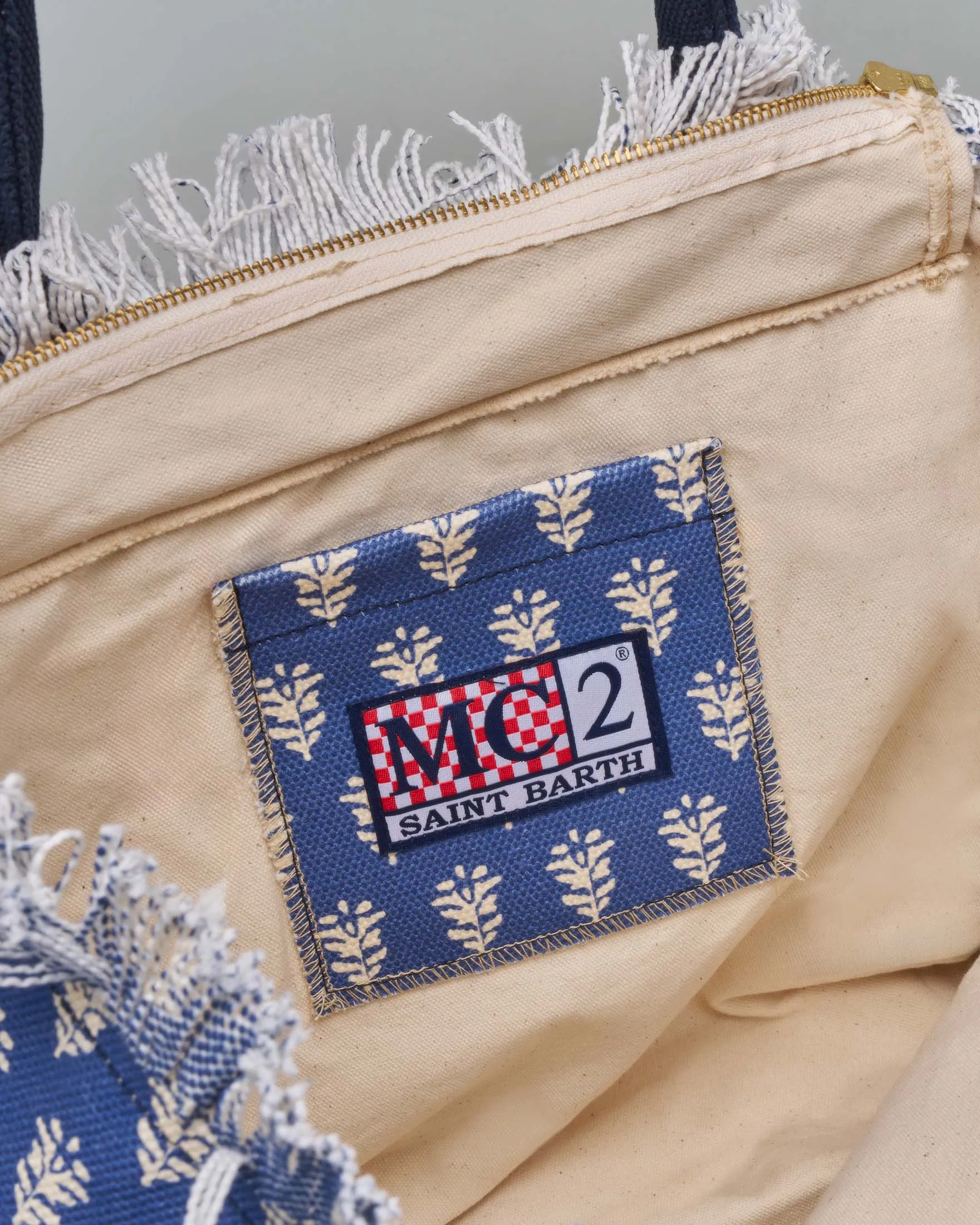 Borsa in canvas di cotone bluette a fantasia ispirazione indiana bianca con scritta manici blu