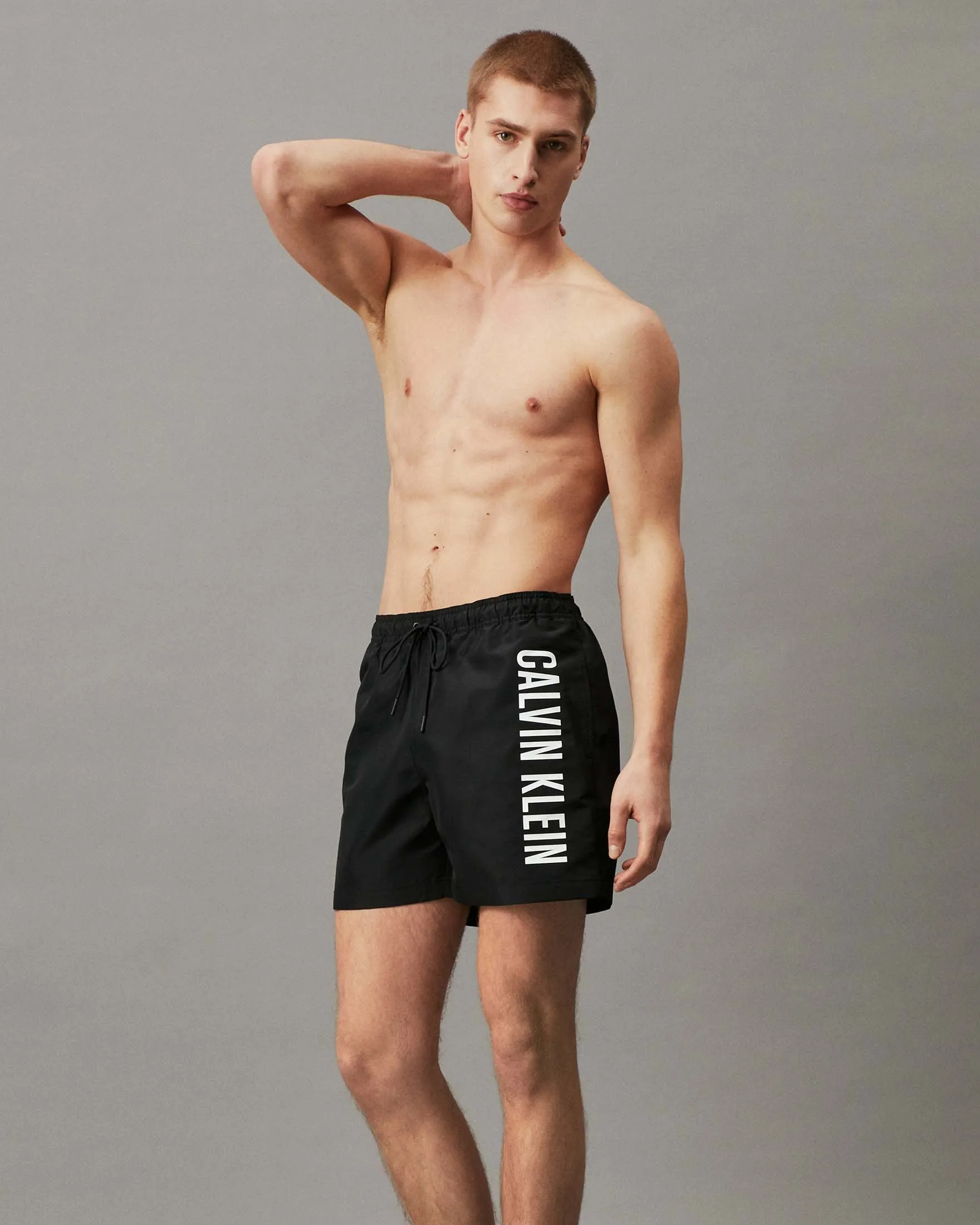 Boxer mare nero con logo bianco in verticale sul fianco