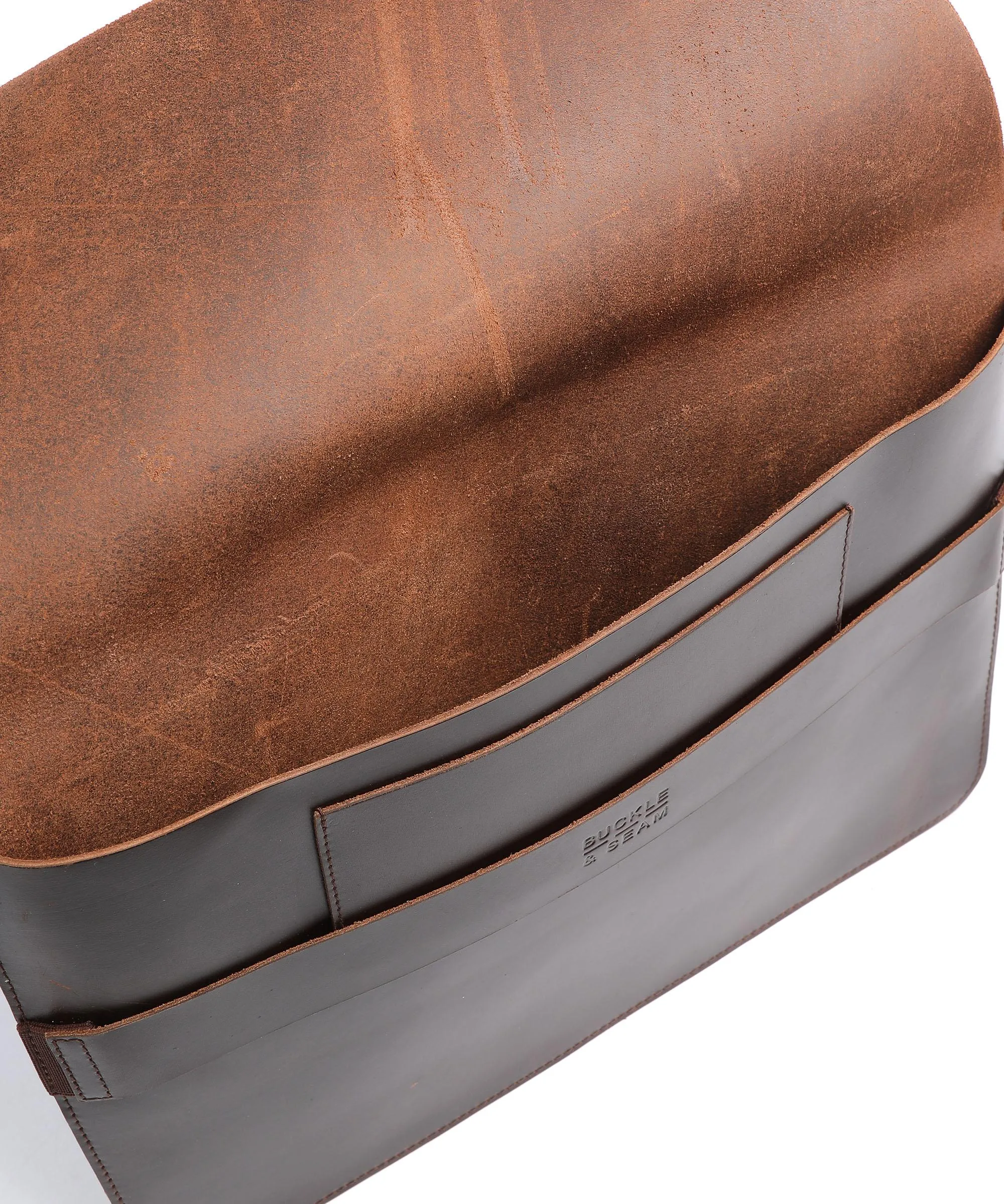  Buckle & Seam Terra Custodia pc 13″ pelle di vacchetta liscia marrone scuro  