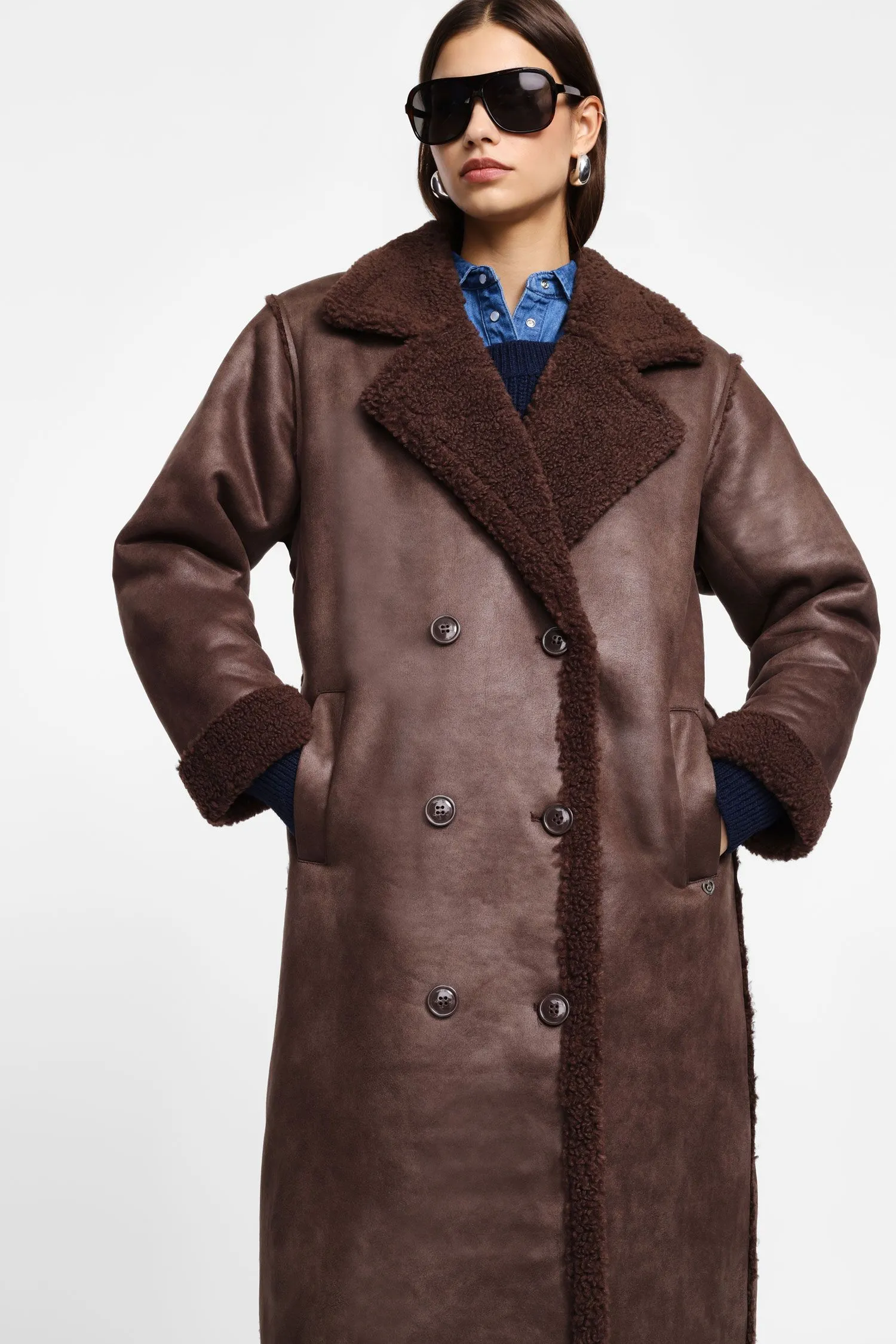 Cappotto doppiopetto in similpelle effetto montone 