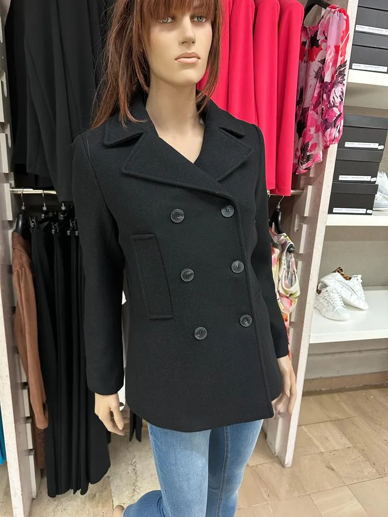 Cappotto RINASCIMENTO doppiopetto a 6 Bottoni (di cui tre decorativi) realizzato in morbido panno con ampie tasche verticali Tin