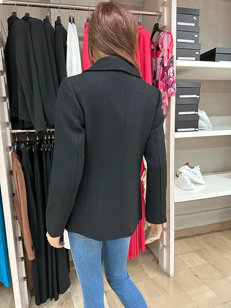 Cappotto RINASCIMENTO doppiopetto a 6 Bottoni (di cui tre decorativi) realizzato in morbido panno con ampie tasche verticali Tin