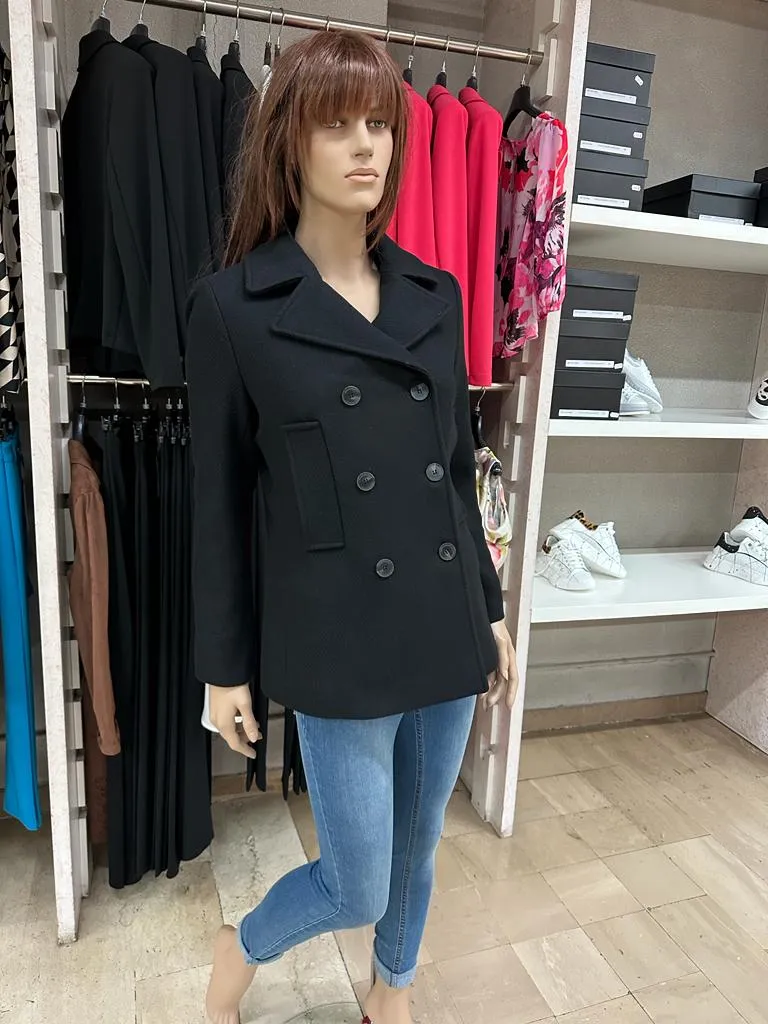 Cappotto RINASCIMENTO doppiopetto a 6 Bottoni (di cui tre decorativi) realizzato in morbido panno con ampie tasche verticali Tin