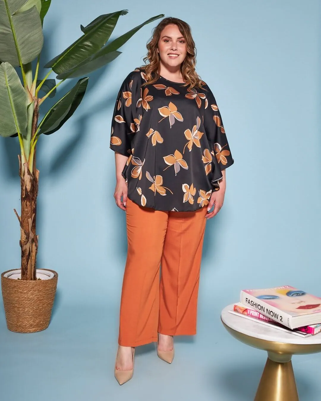 Casacca girocollo in raso con fantasia floreale multicolore e maniche kimono. NERO