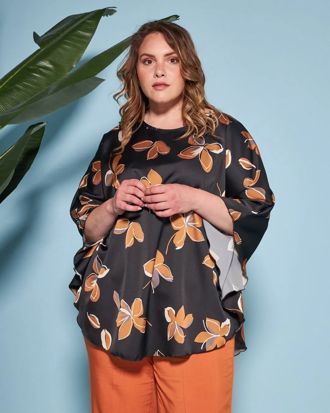 Casacca girocollo in raso con fantasia floreale multicolore e maniche kimono. NERO