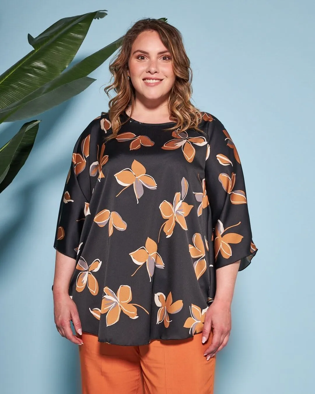 Casacca girocollo in raso con fantasia floreale multicolore e maniche kimono. NERO