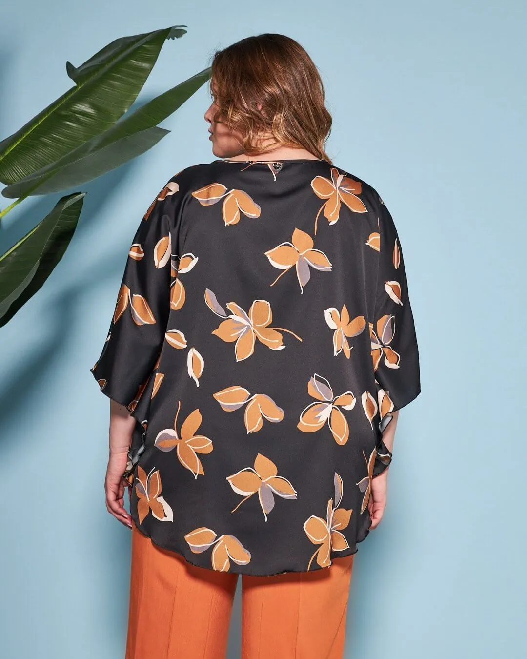 Casacca girocollo in raso con fantasia floreale multicolore e maniche kimono. NERO