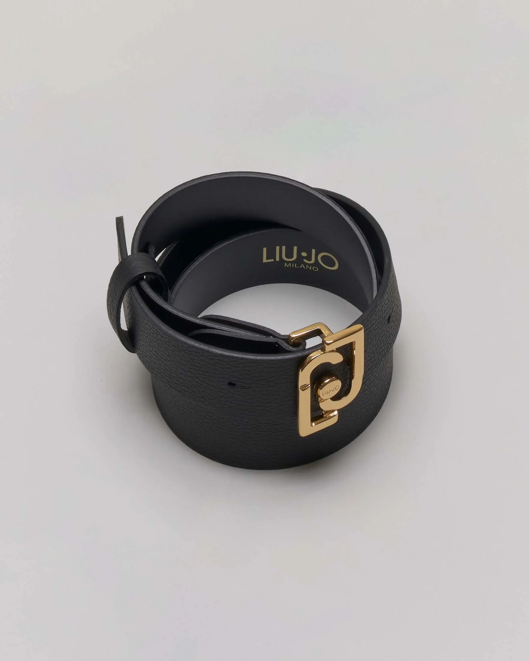 Cintura nera in similpelle effetto martellato con fibbia logo dorata 3,5 cm