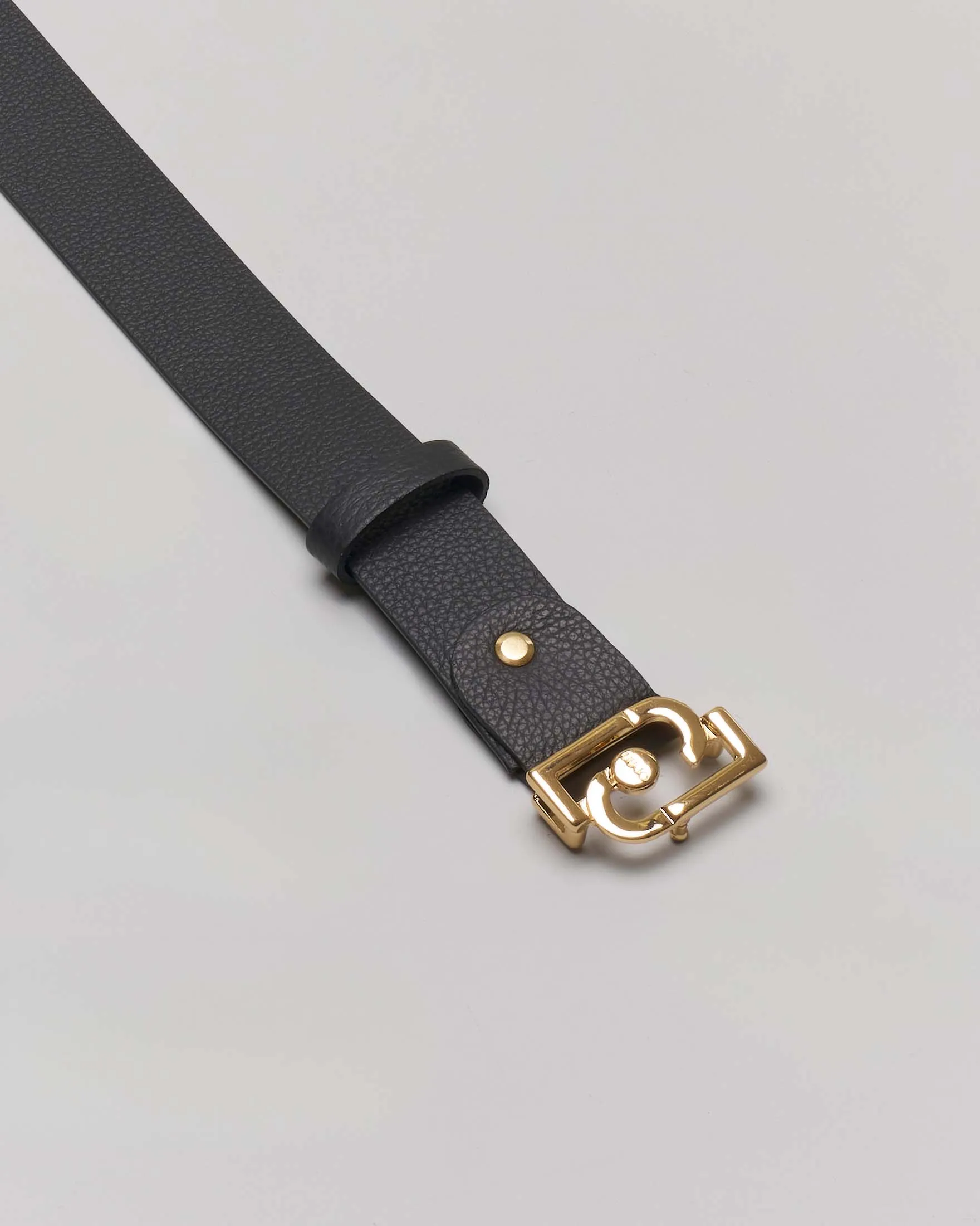 Cintura nera in similpelle effetto martellato con fibbia logo dorata 3,5 cm