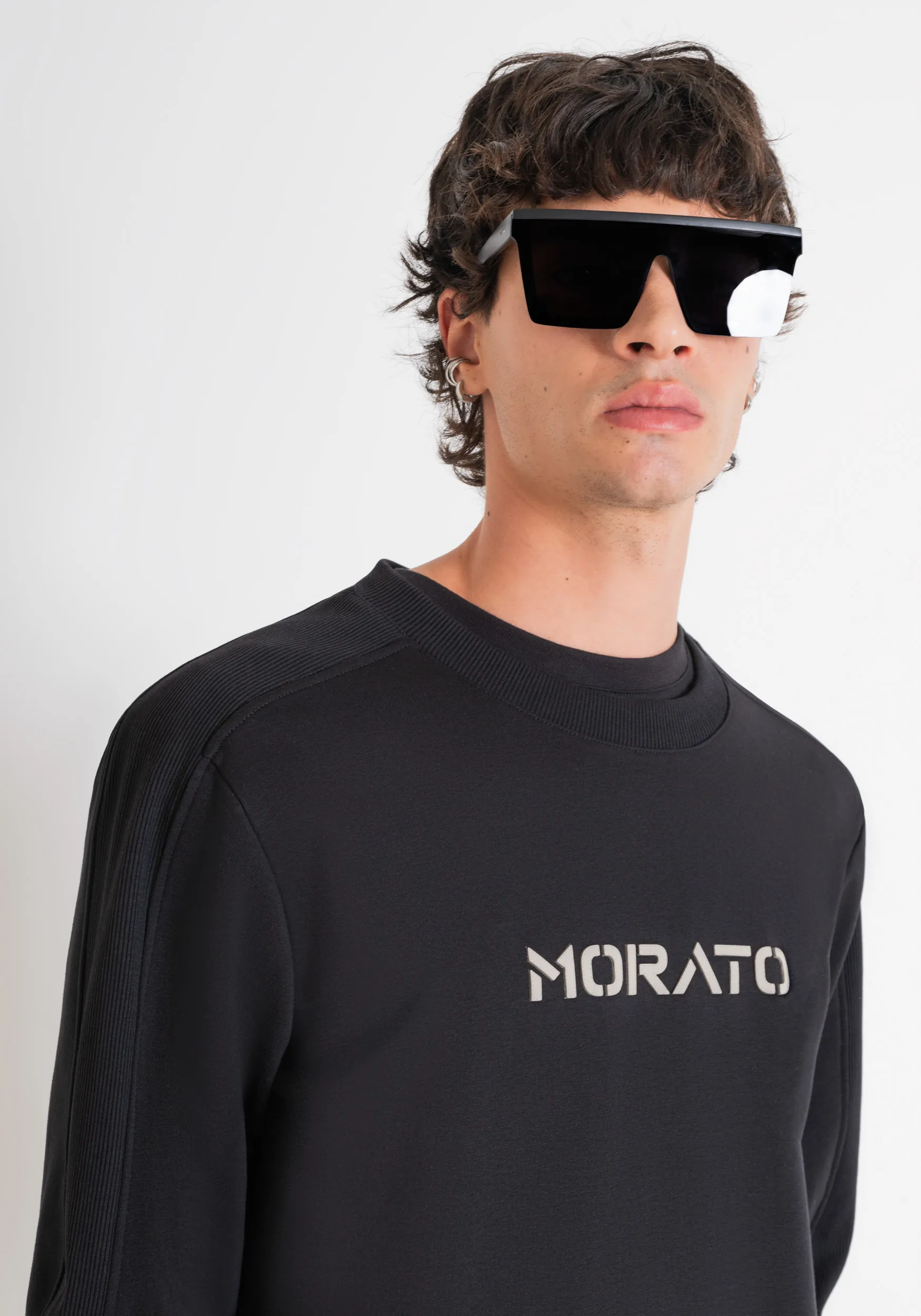 FELPA RELAXED FIT IN TESSUTO SOSTENIBILE MISTO COTONE E LOGO GOMMATO