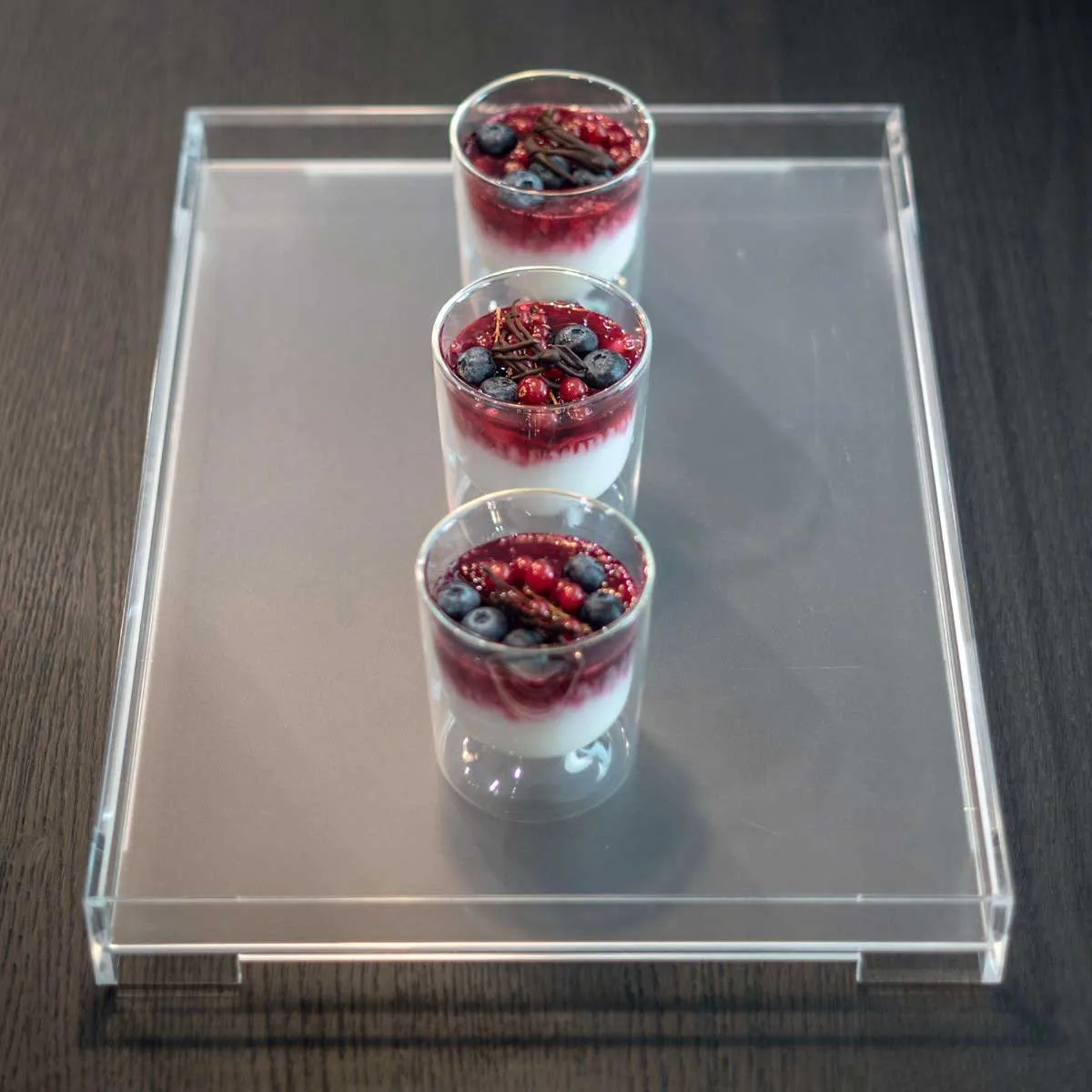 Guzzini  Vassoio medio dal design minimale con bordi rialzati in materiale plastico Essence