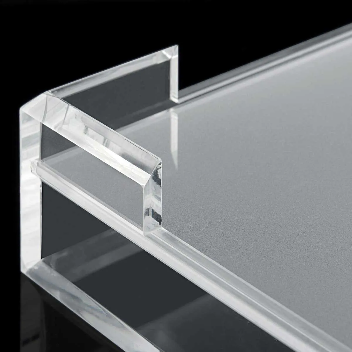 Guzzini  Vassoio medio dal design minimale con bordi rialzati in materiale plastico Essence