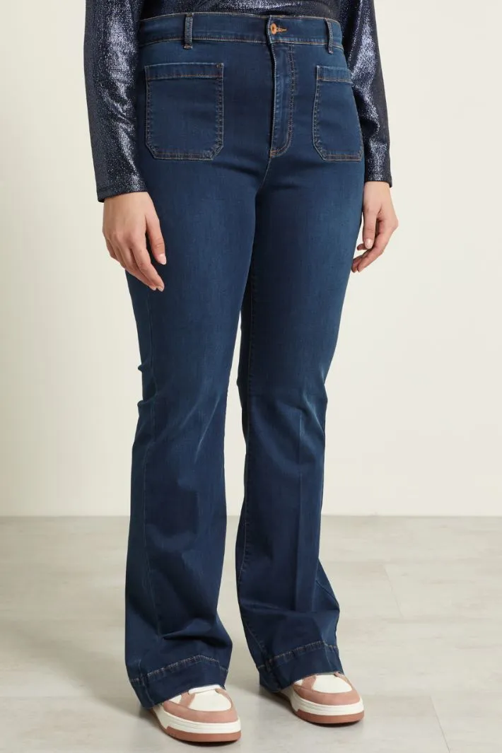 Jeans flare in denim fluido