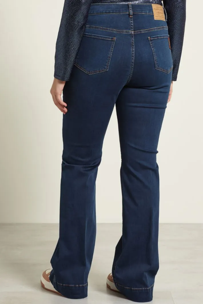 Jeans flare in denim fluido