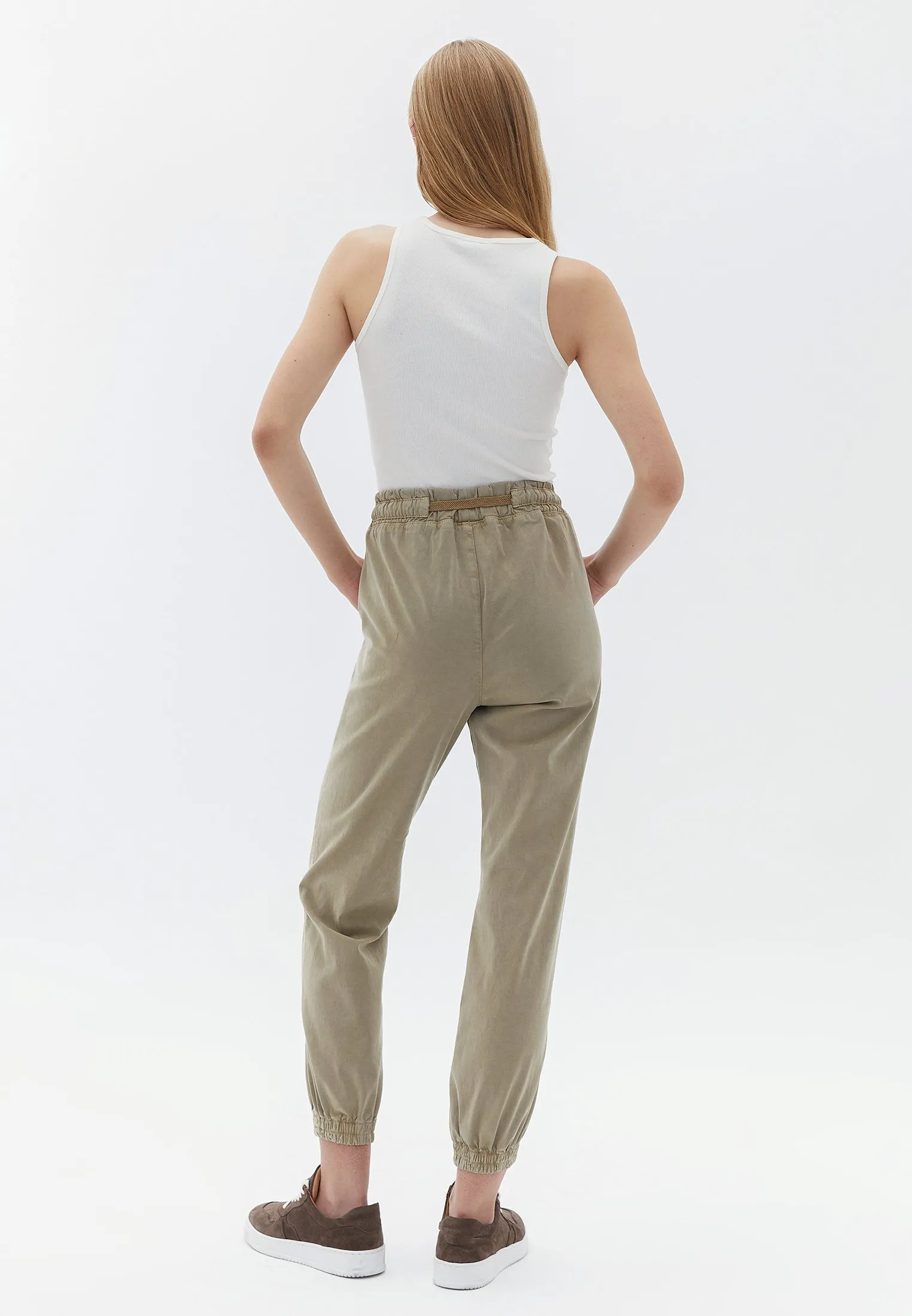 MIT ENGEN BEINABSCHLÜSSEN - Pantaloni sportivi