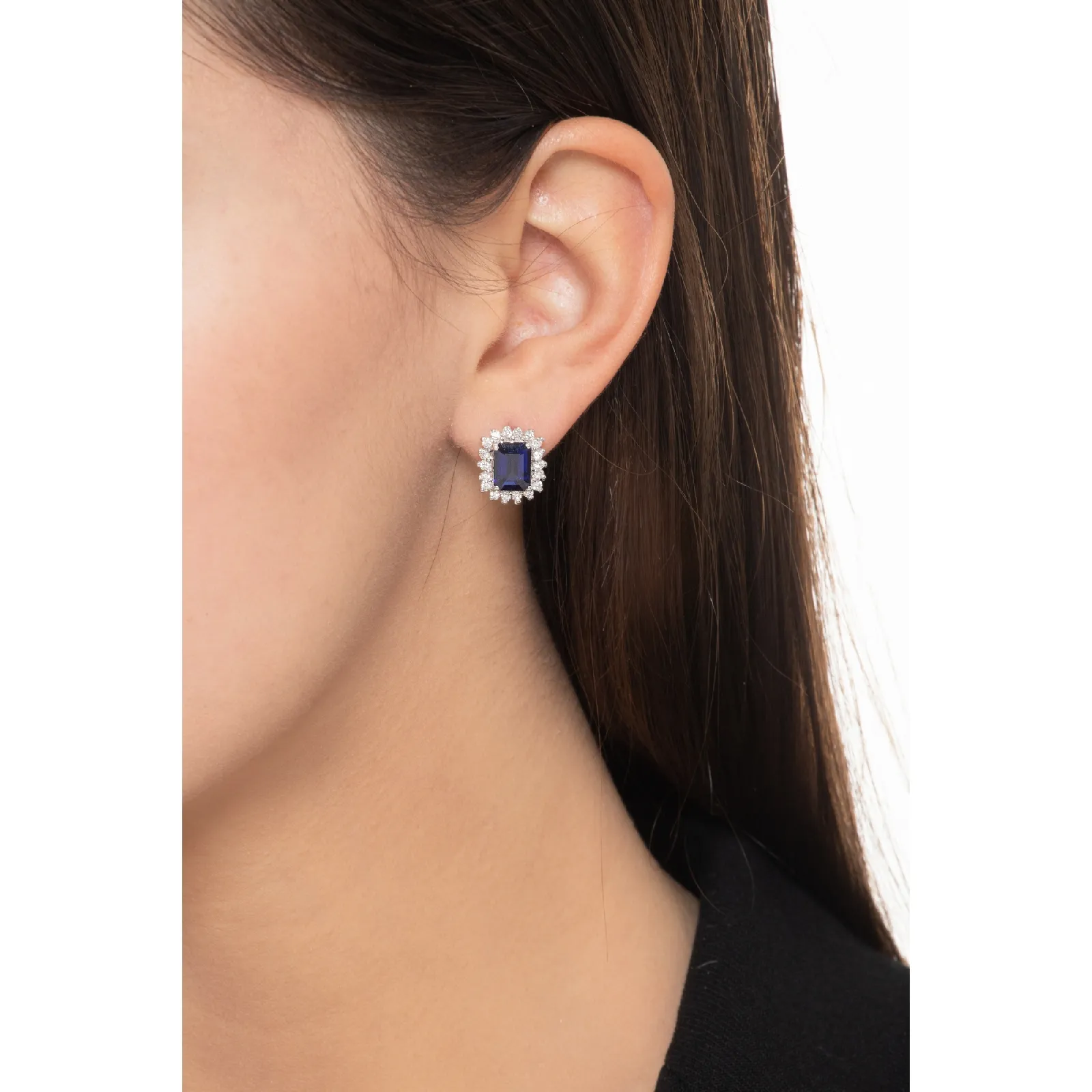Orecchini a contorno in oro bianco 18k con diamanti e zaffiri blu