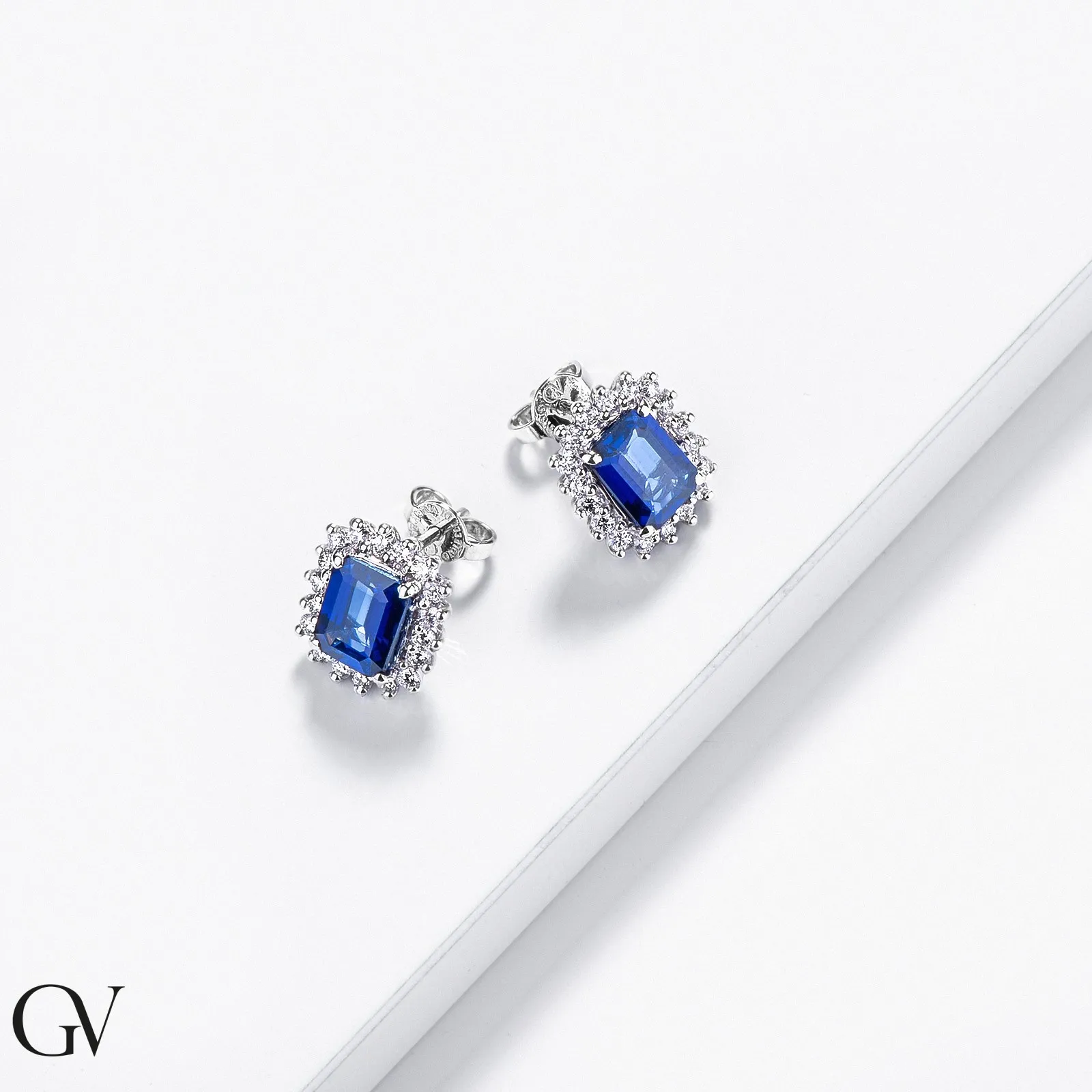 Orecchini a contorno in oro bianco 18k con diamanti e zaffiri blu