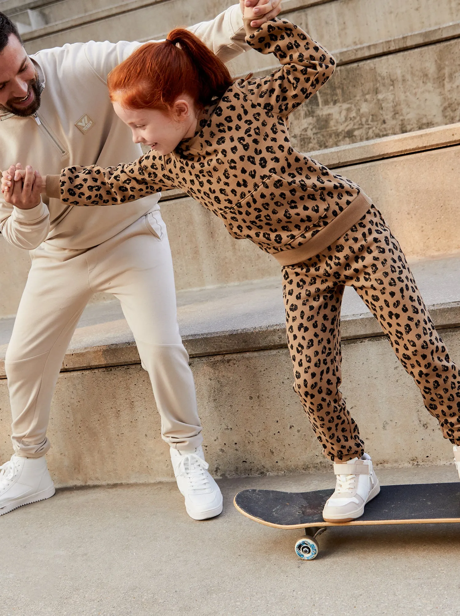 Pantaloni joggers con motivo leopardato - MARRONE