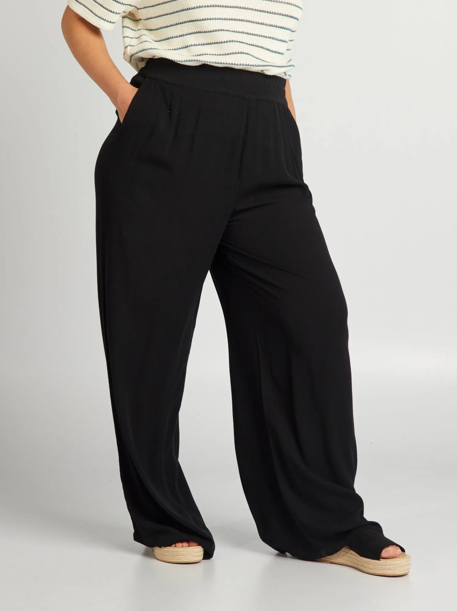 Pantaloni larghi con vita elasticizzata - nero