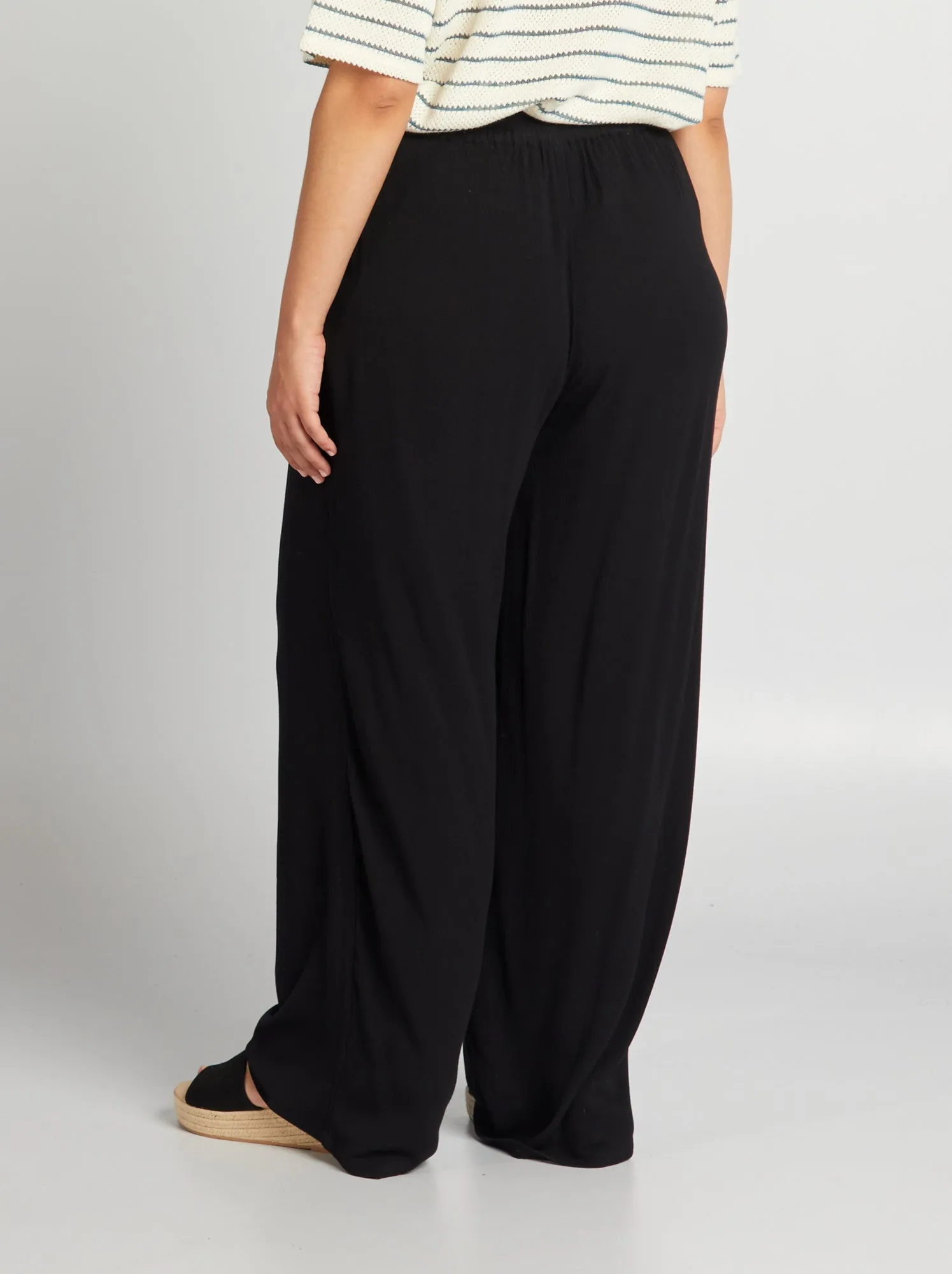Pantaloni larghi con vita elasticizzata - nero