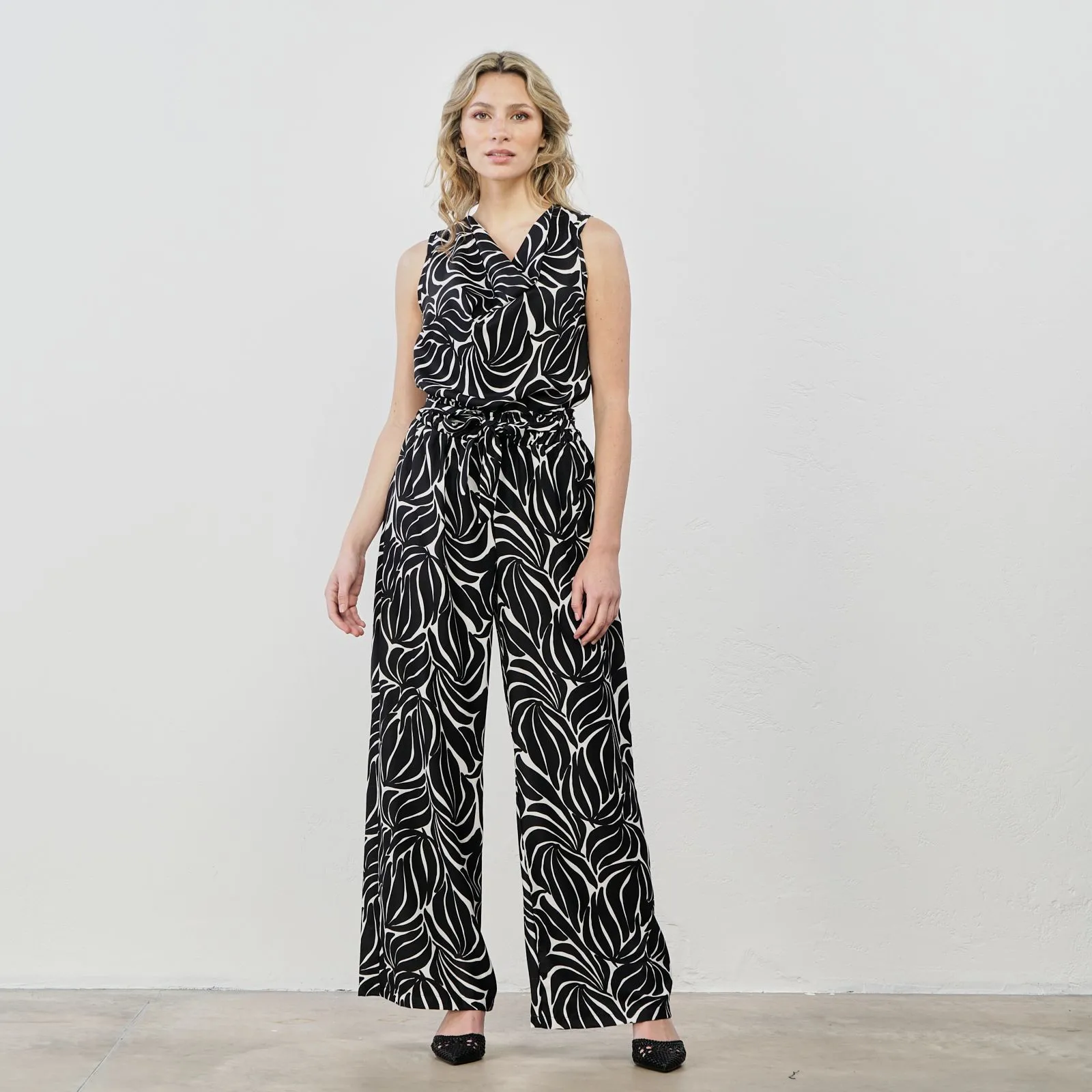 Pantaloni neri con stampa floreale