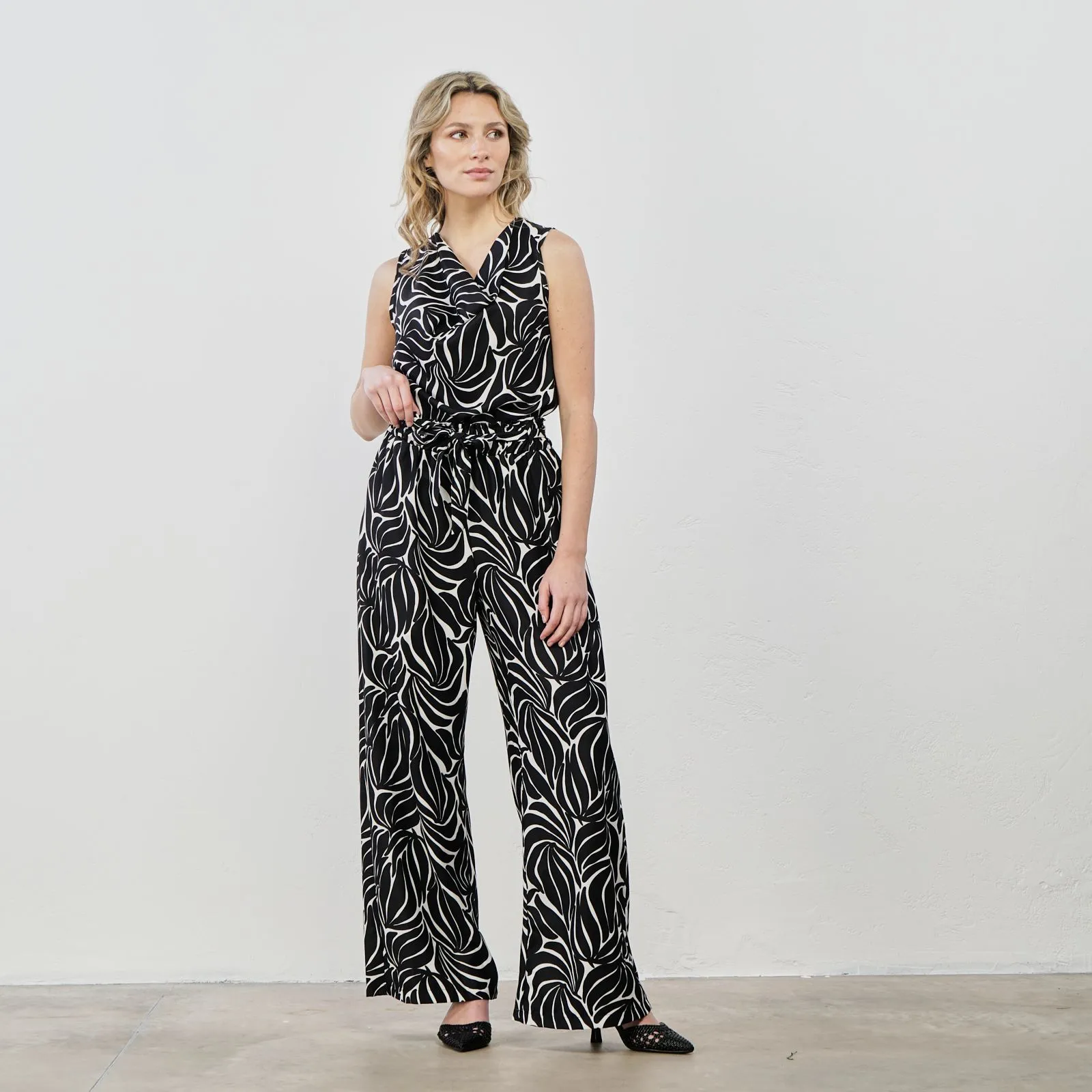 Pantaloni neri con stampa floreale