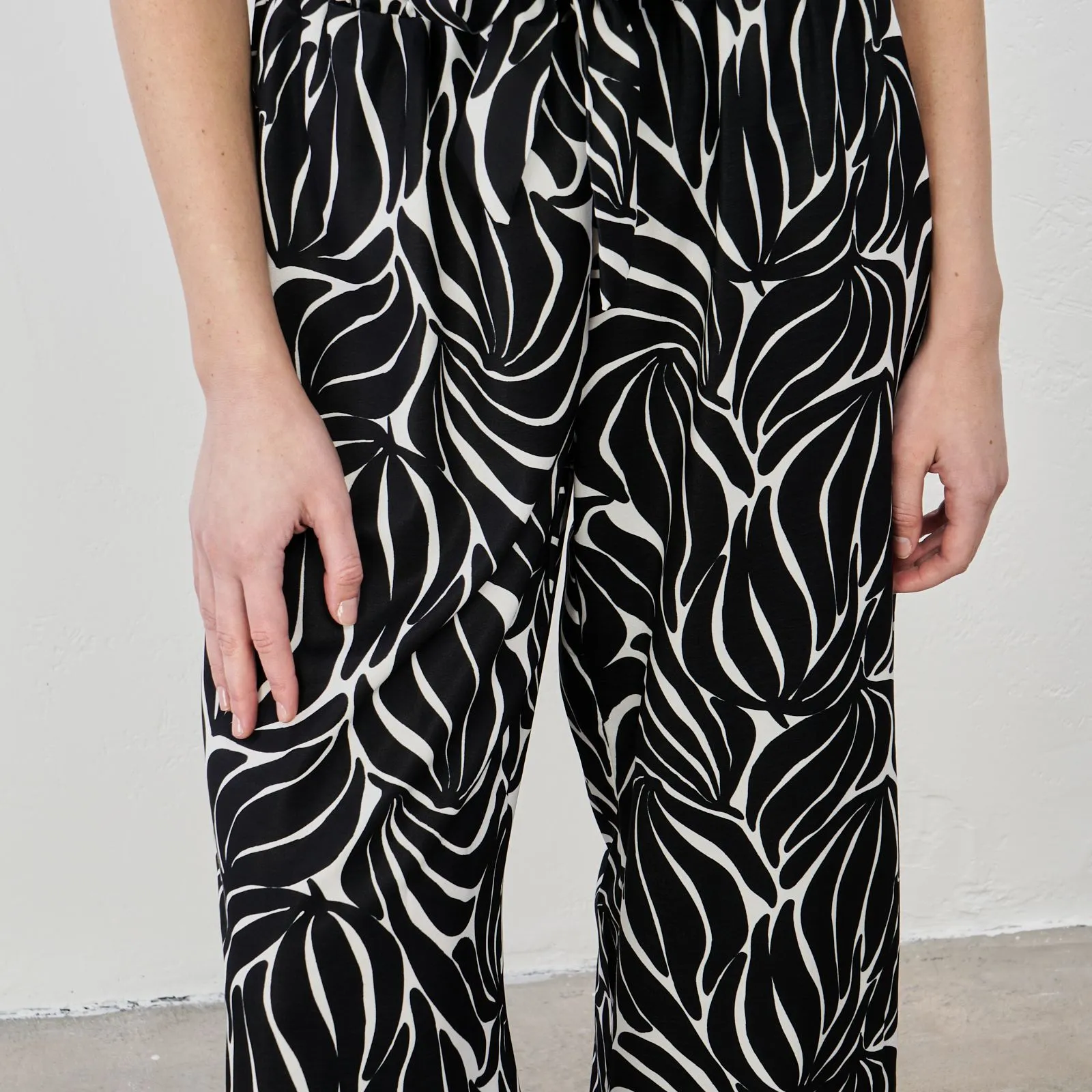 Pantaloni neri con stampa floreale