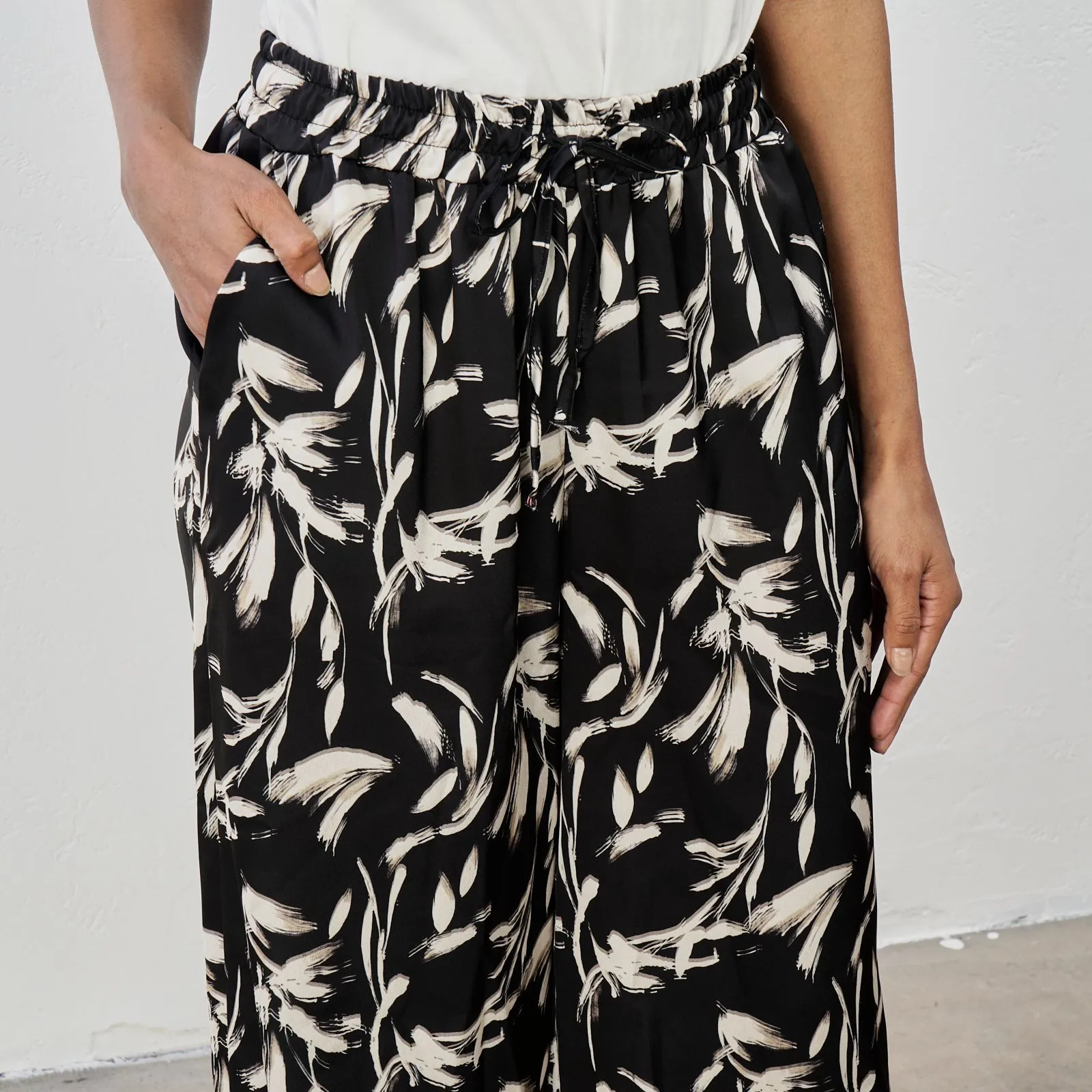 Pantaloni neri lunghi fantasia floreale