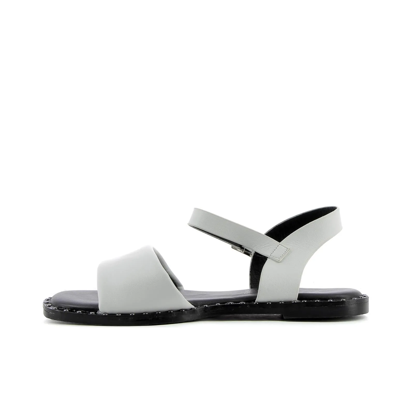 Sandali bianchi bassi con borchie
