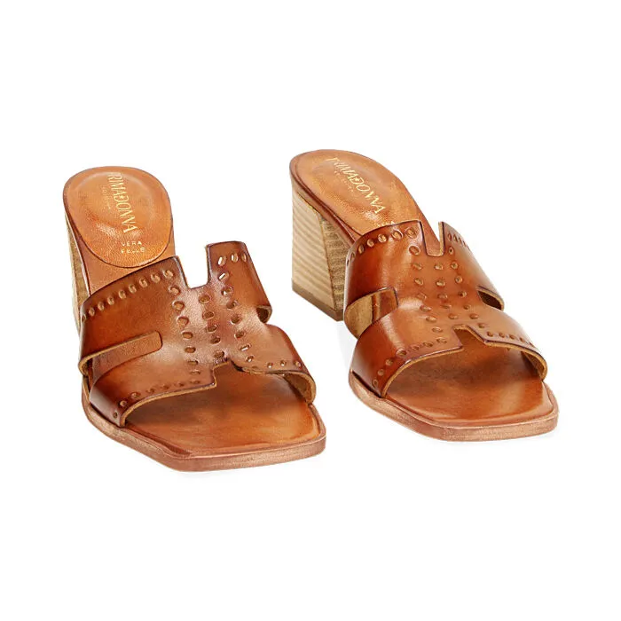Sandali cognac in vacchetta, tacco 6,5 cm