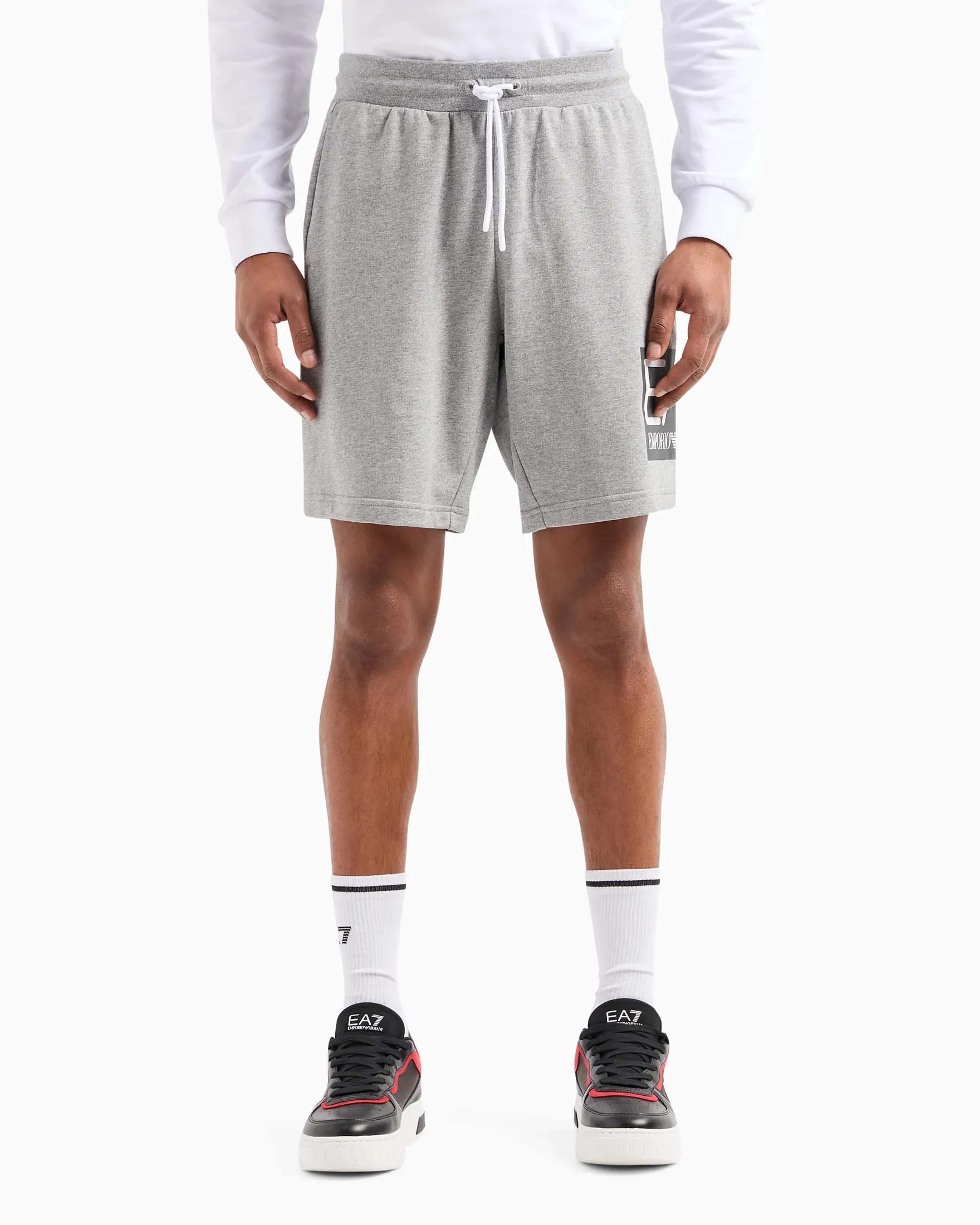 Short bianco in felpa con maxi patch porta logo EA7 stampato